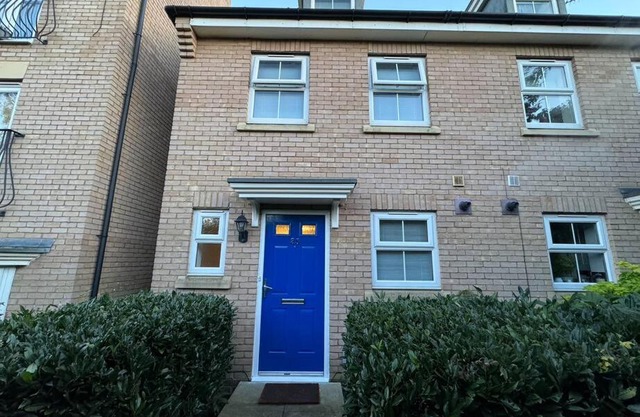Modern TownHouse - 3 bed 2.5 bath 2 Private Gated Parking