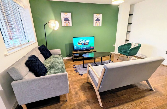 Modern townhouse near Co-op Live Etihad