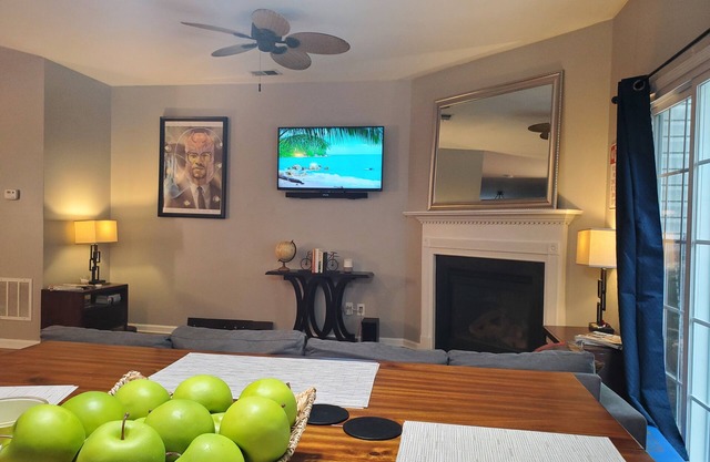 Modern Townhouse w/Wi-Fi + Indoor Fireplace