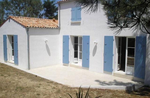 Modern villa near the sea, sleeps 8, parking, garden, and terrace