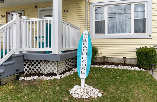 Modern vacation rental w/hot tub. 15 minutes from the airport