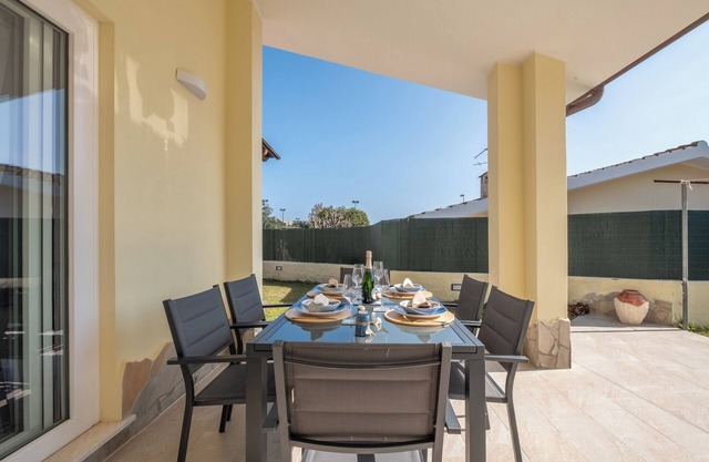Modern villa 5 minutes walk from the beach - AC, WIFI, BBQ and FREE PARKING