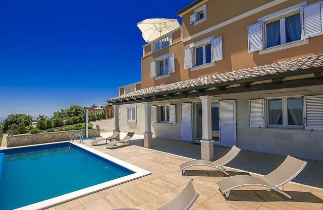 Modern Villa with Infinity Pool in Brsec