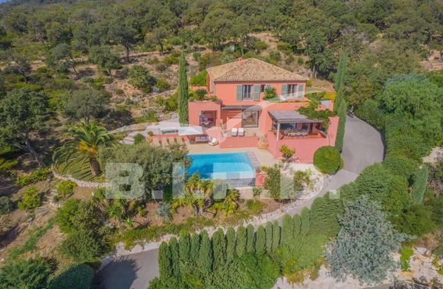 Modern villa with swimmingpool for 8 persons in Grimaud