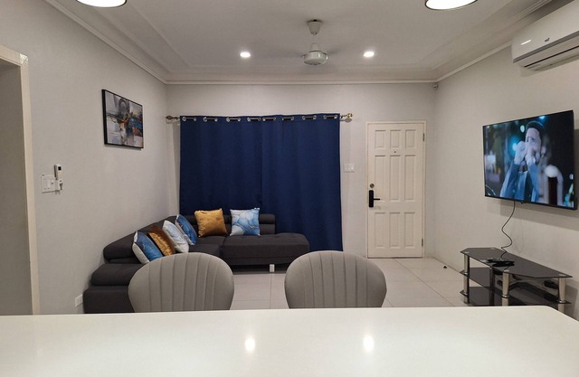 Modern, well equipped, centrally located apartment in Liguanea.