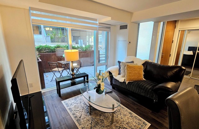 Modern Yorkdale Condo 2BR/Den -Yorkdale Mall Vibrant Toronto