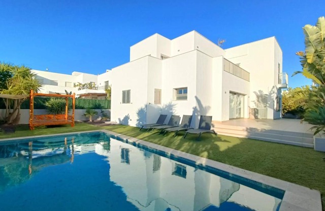 Moderna casa con piscina privada