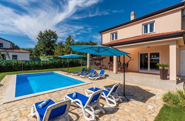 Modernly equipped holiday house near Rovinj with a private pool