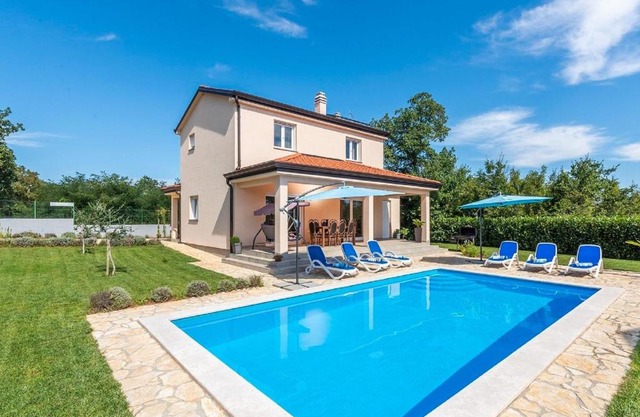 Modernly equipped holiday house near Rovinj with a private pool
