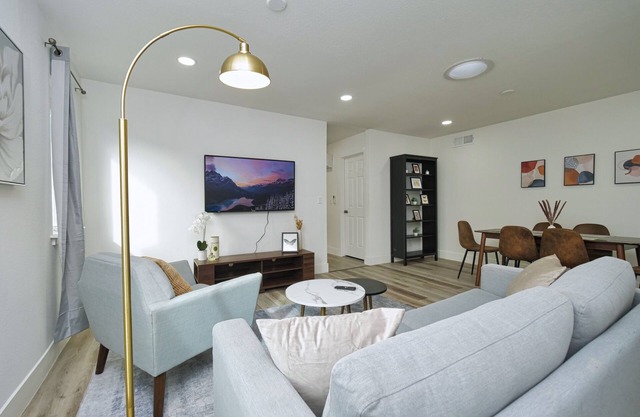 MolivuHomes 2BR | W/D | Yard | Kids & Pet-Friendly