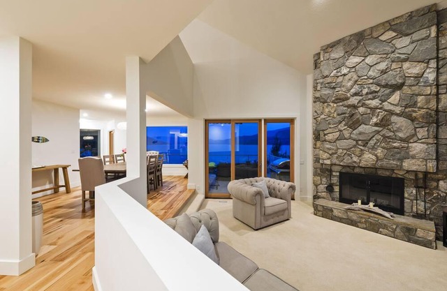 MONTHLY RENTAL-BEAUTIFUL & RENOVATED LIKE NEW FURNISHED PRIVATE WATERFRONT OASIS