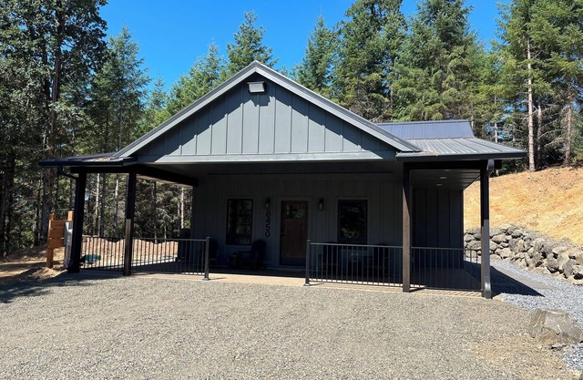 Moody 2-bedroom private cabin minutes from Spirit Mountain casino