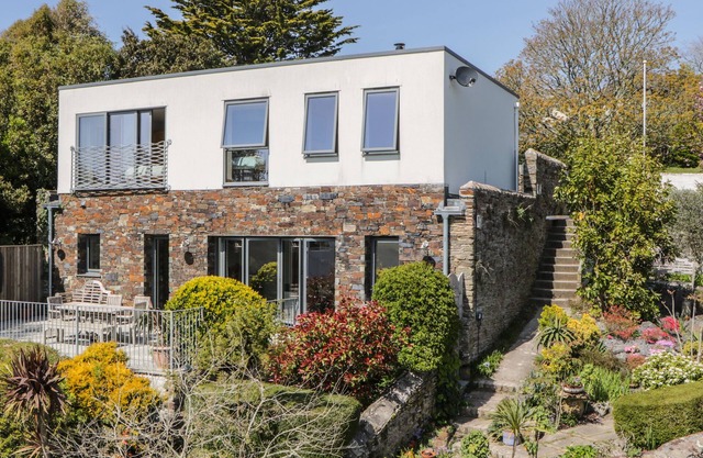 MOON LIZARD, family friendly, with a garden in Newton Ferrers