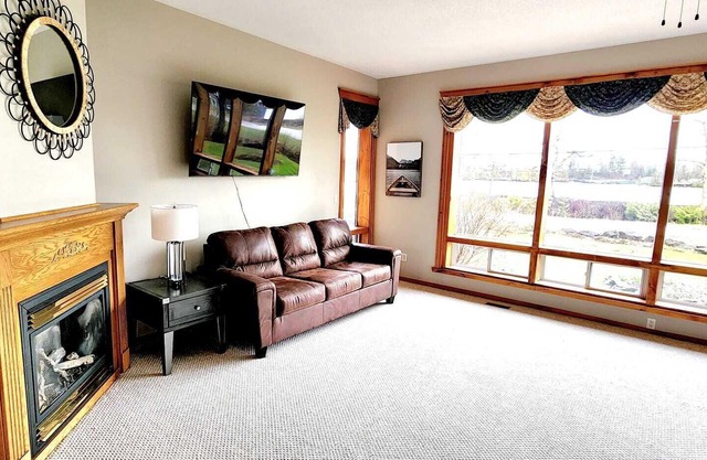 Moon River Retreat-4 Seasons Riverside Gateway