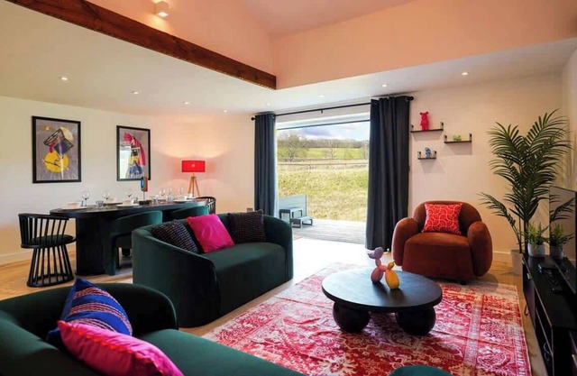 Moonlight Lodge - 4 bedroom Barn with Hot Tub!