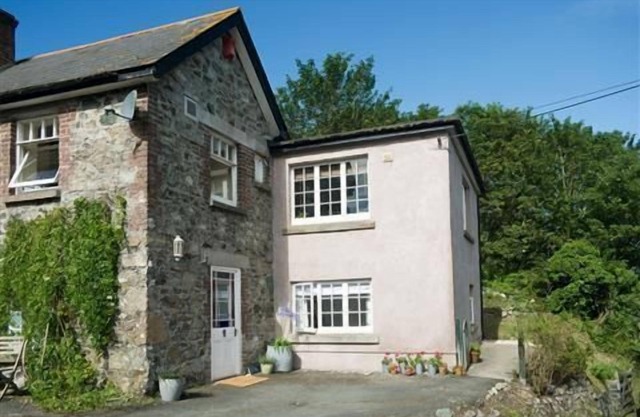 Moonsail in Cadgwith Cove- sleeps 4 guests in 2 bedrooms