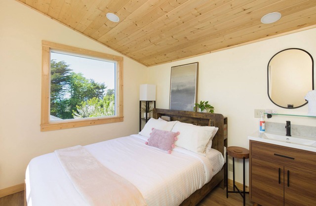 Moonstone Beach Sanderling Cabin – Cozy Studio w/Ocean Views, Airstream Kitchenette & Deck
