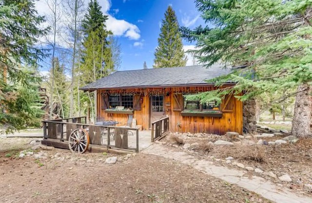 Moose Hut Cabin: Dog Friendly, Shared Hot Tub!
