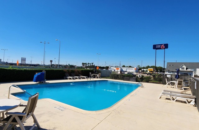 Motel 6 Webster, TX - Houston - Nasa Lake