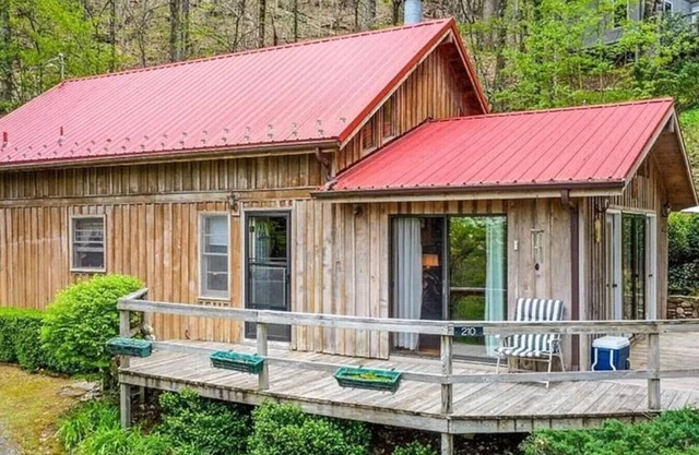 Mountain Cabin w/Hot Tub & Cozy Loft