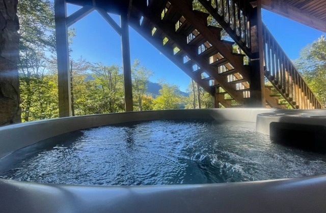 Mountain Class & Comfort - Hot Tub, Fishing, River Play - All Day!