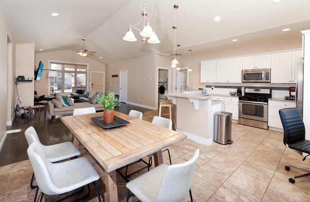 Mountain Contemporary Home - 12 Min. to Durango - Views