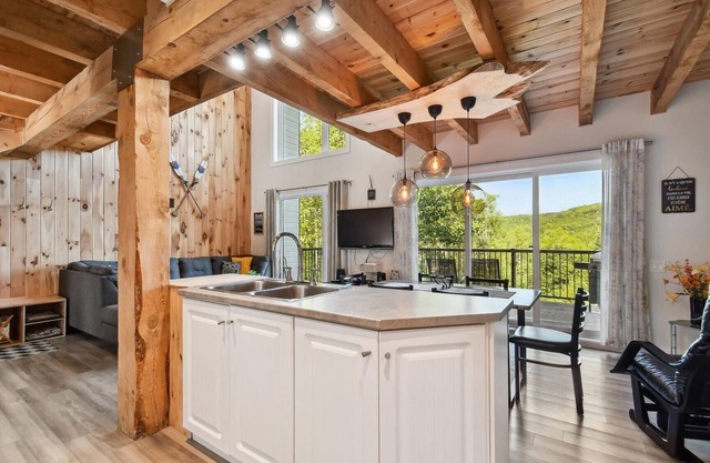 Mountain Cottage: Stunning Views, Comforts, Spa & Pet-Friendly!