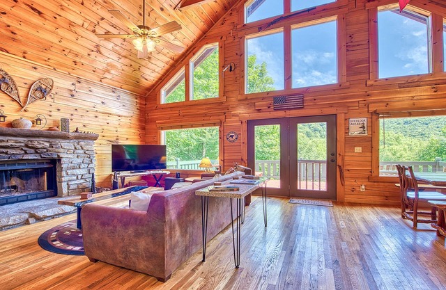 Mountain Escape with fantastic views & hot tub!