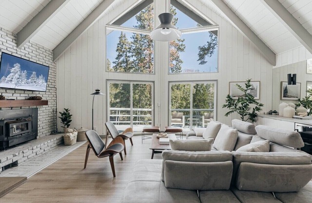 Mountain Hideaway: Panoramic Views + Game Room