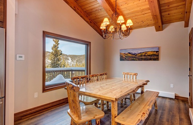 Mountain Home that's close to Main St - 9 Beds