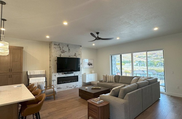 Mountain Luxury, Private Hot Tub & Grill, Close to Slopes, Minutes to Historic Main Street!