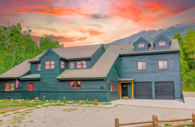 Mountain Meadow Lodge Dog-Friendly Hot Tub