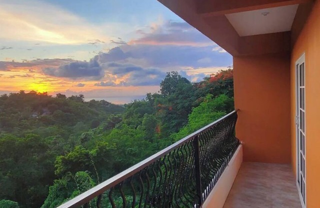Mountain & Ocean Balcony Views~ Fully A/C~ Close to Beach & Airport~ Fast Wi-Fi