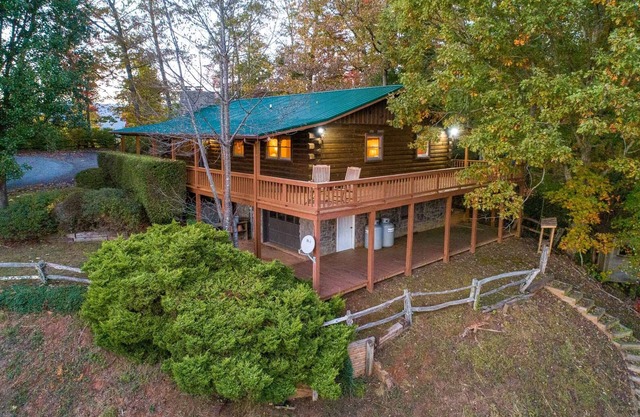 Mountain Ridge- Peaceful Cabin Close to WCU & River Access w/Great Views!