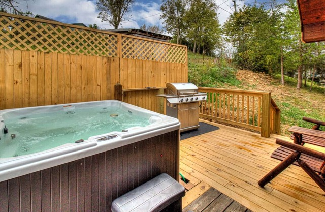 Mountain Sounds: Great location! 2BR w/Hot Tub + Firepit + Grill