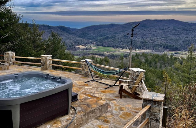 MOUNTAIN TOP RETREAT - STUNNING VIEWS! Hot tub, secluded, family friendly, 5BR!