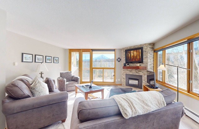 Mountain-view condo with great balcony & grill - bus to slopes