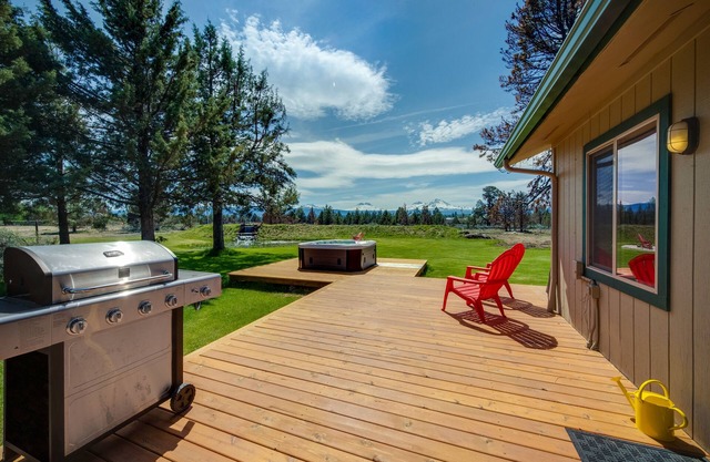 Mountain View Home w/On-site Golf and Private Hot Tub - Near Skiing and Bend
