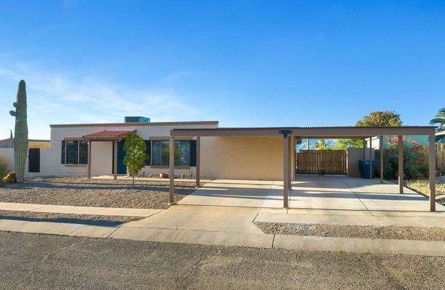 Mountain views! Big private yard with pool - heat optional with fee & spa