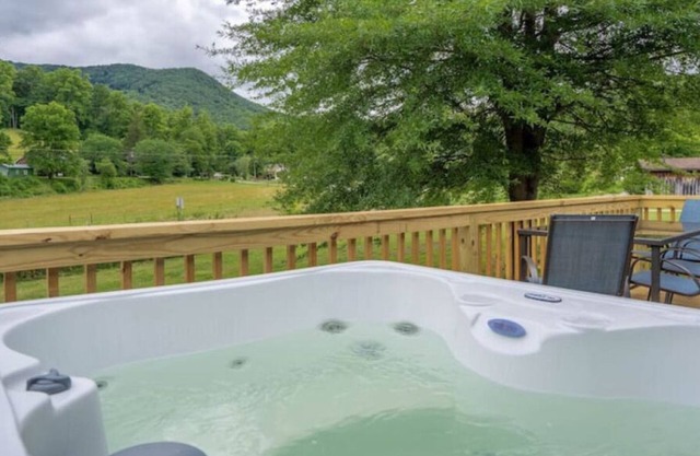 Mountain Views, Hot tub & Fire Pit @ Bluebird Cottage