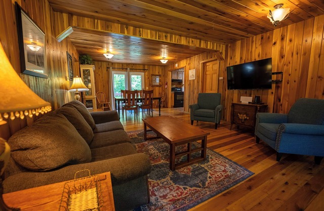 Mountaineer Cabin 5 - 3 Bdrm with Hot Tub close to New River Gorge National Park