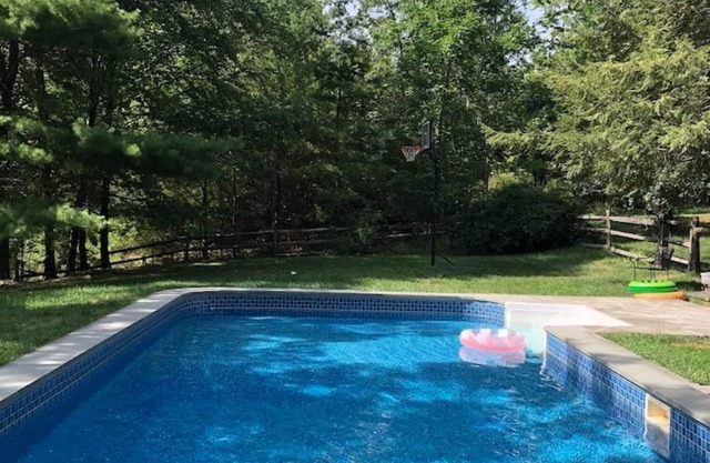 Mountainside home, with pool , deck & 3mins to Woodstock