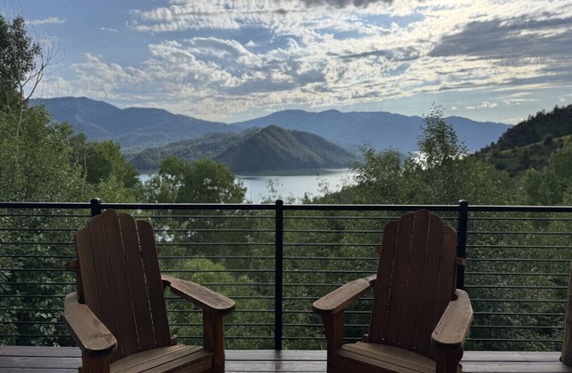 Mountaintop Cabin Retreat (Lake Views!)