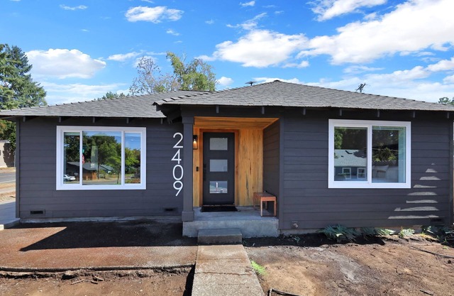 Moxie Nixon Campus House - Walk to UO Campus + Downtown & Parks + 3BR w/BBQ