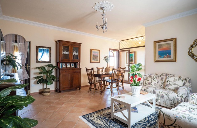 Mricky House - Two Bedroom Apartment, Sleeps 4