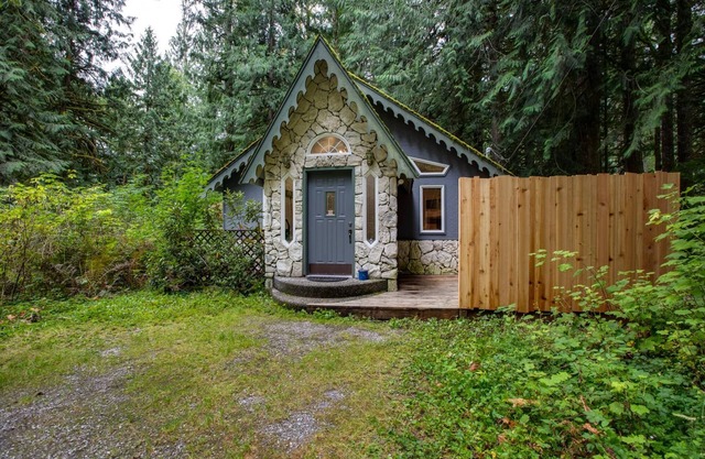 Mt. Baker Lodging Cabin 60 - Sleeps 2!