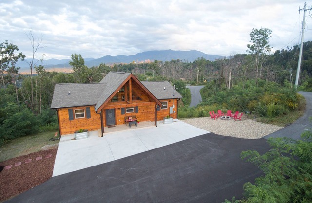 Mt. Le Conte Views! Location, Luxury 2 BR Cabin with Fire Pit, Hot Tub, 5 Stars