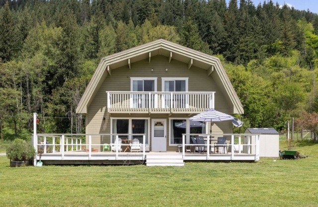 Mt Rainier,BestHome to stay!4Bedroom 2Bath Sleeps10,AC,Hot tub,Car,RV parking,