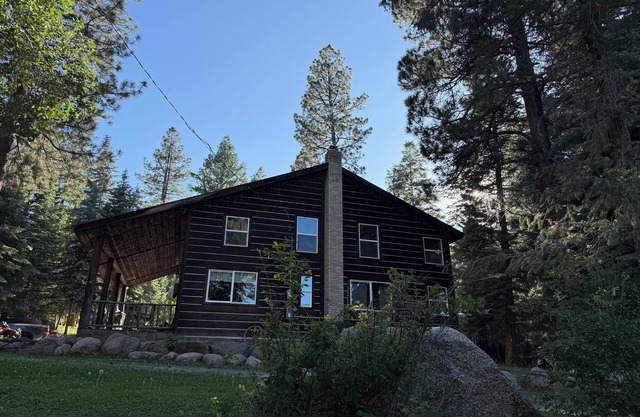 Mtn home, fully furnished 3 bedrooms, 2 large bathrooms.