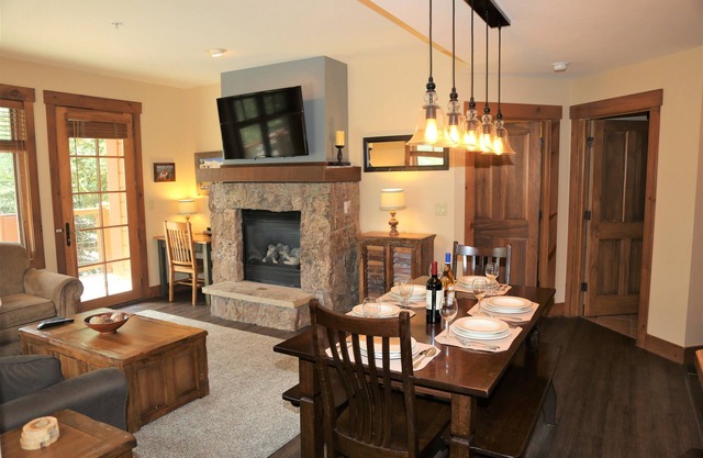 MTN. Thunder 2BR/2BA Corner Unit - 2 Queens in guest bedroom - 1 Block from Town